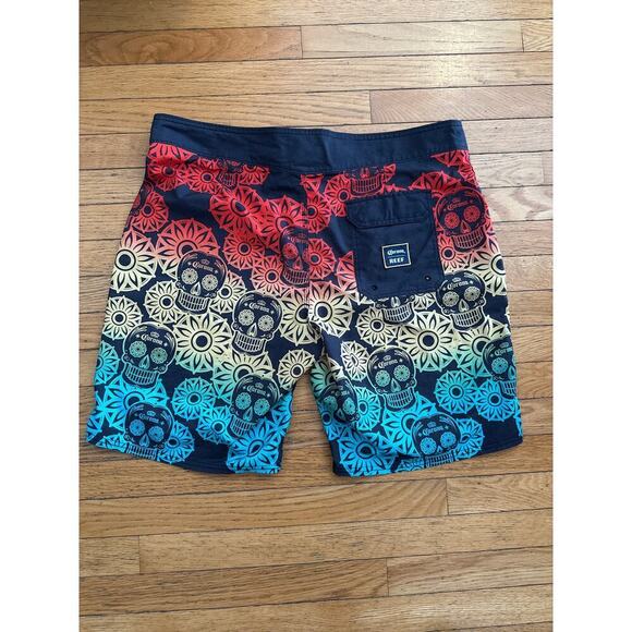 Men’s Size 38 Reef Corona Sugar Skull Board Shorts - Picture 1 of 6